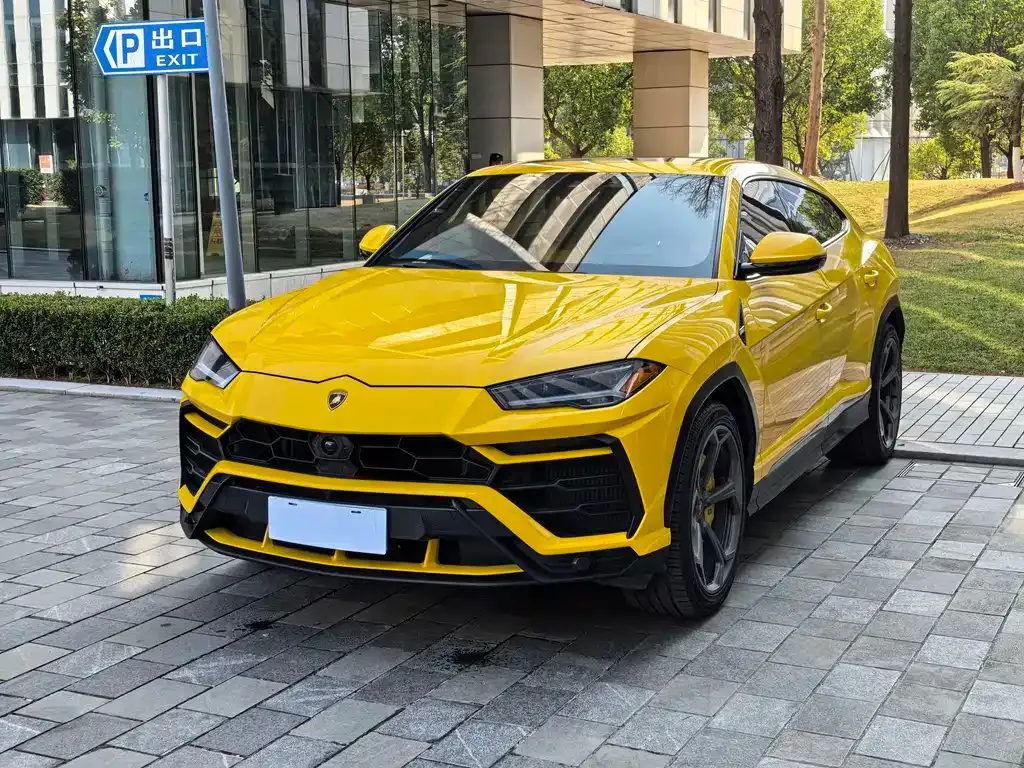 Lamborghini Urus — фото 1