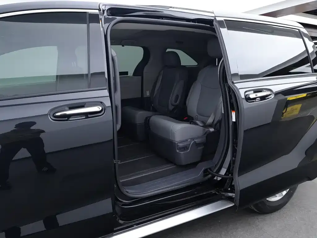 Toyota Granvia — фото 3