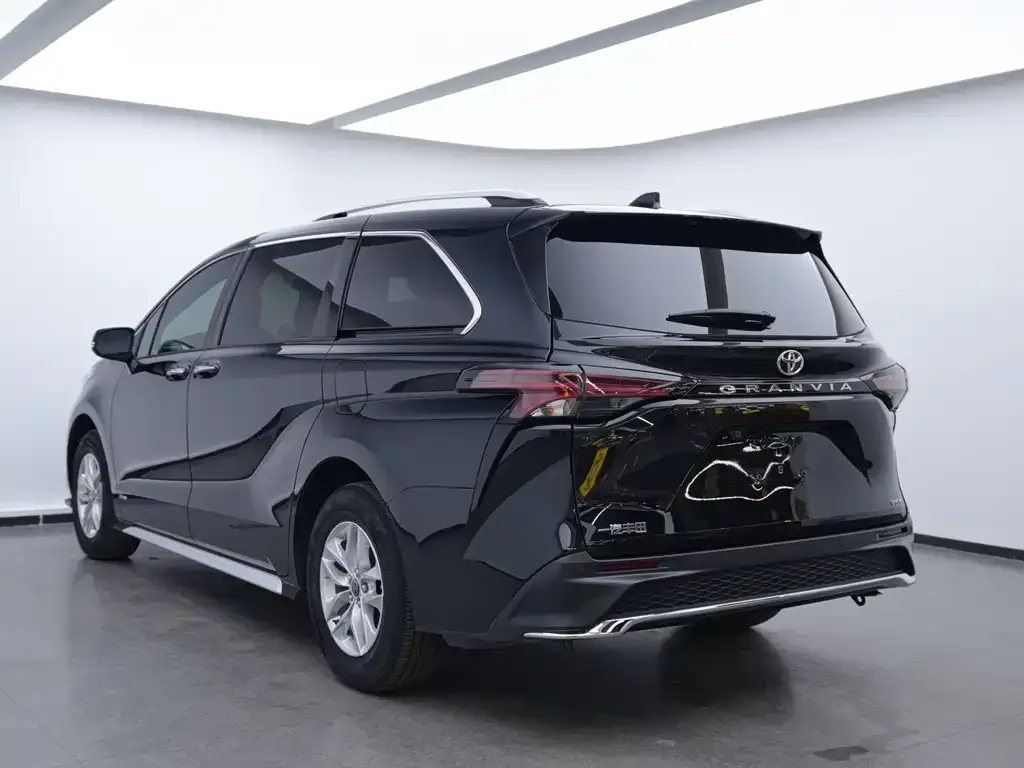 Toyota Granvia — фото 2