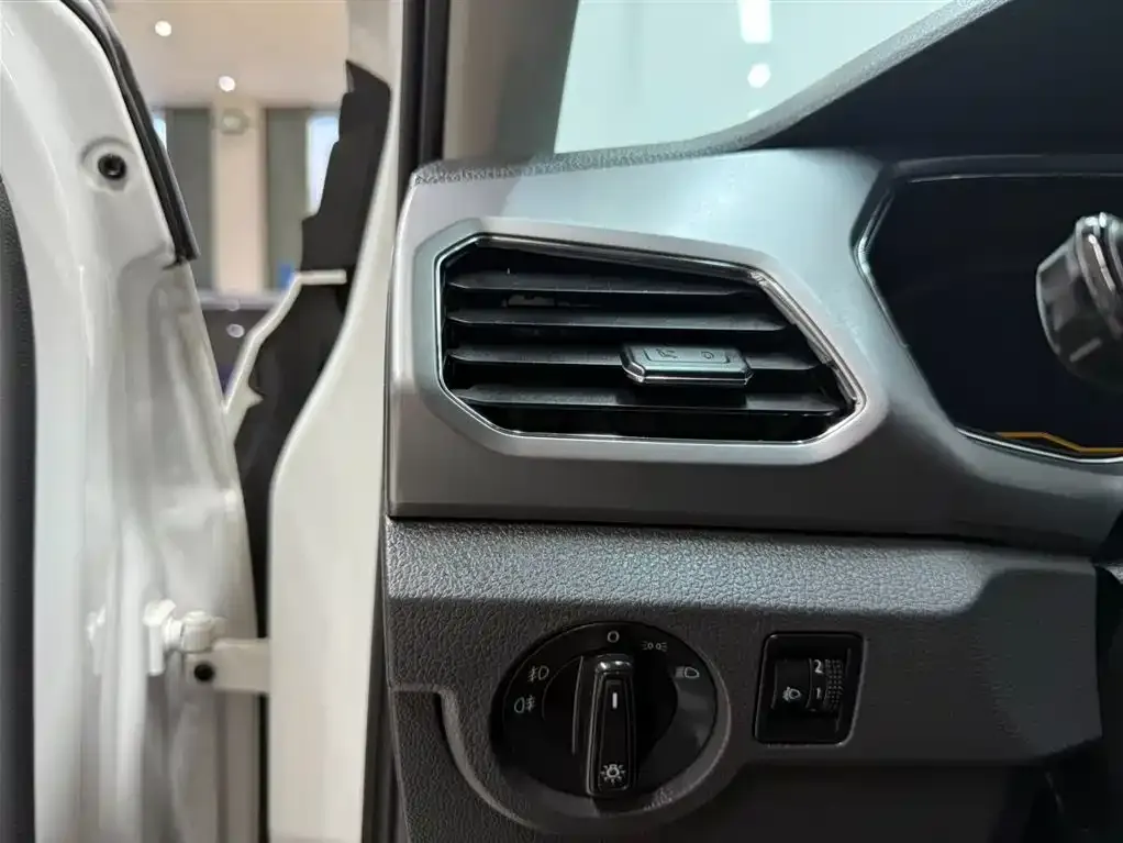 Volkswagen T-Cross — фото 10