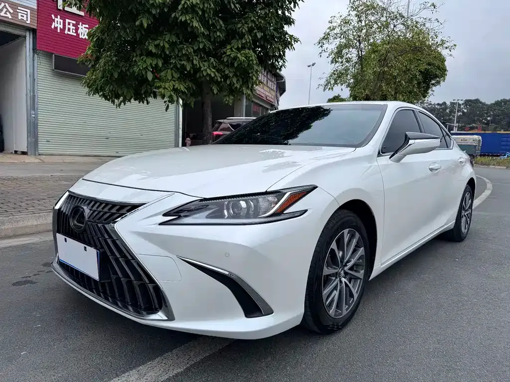 Lexus ES — фото 1