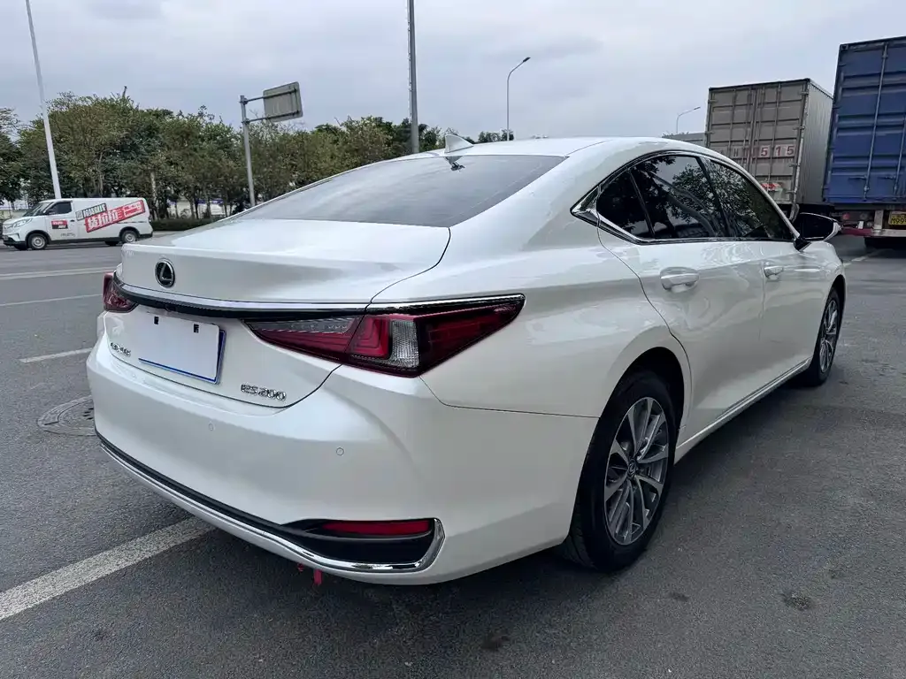Lexus ES — фото 4