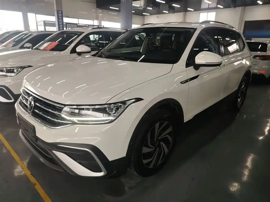 Volkswagen Tiguan L — фото 1