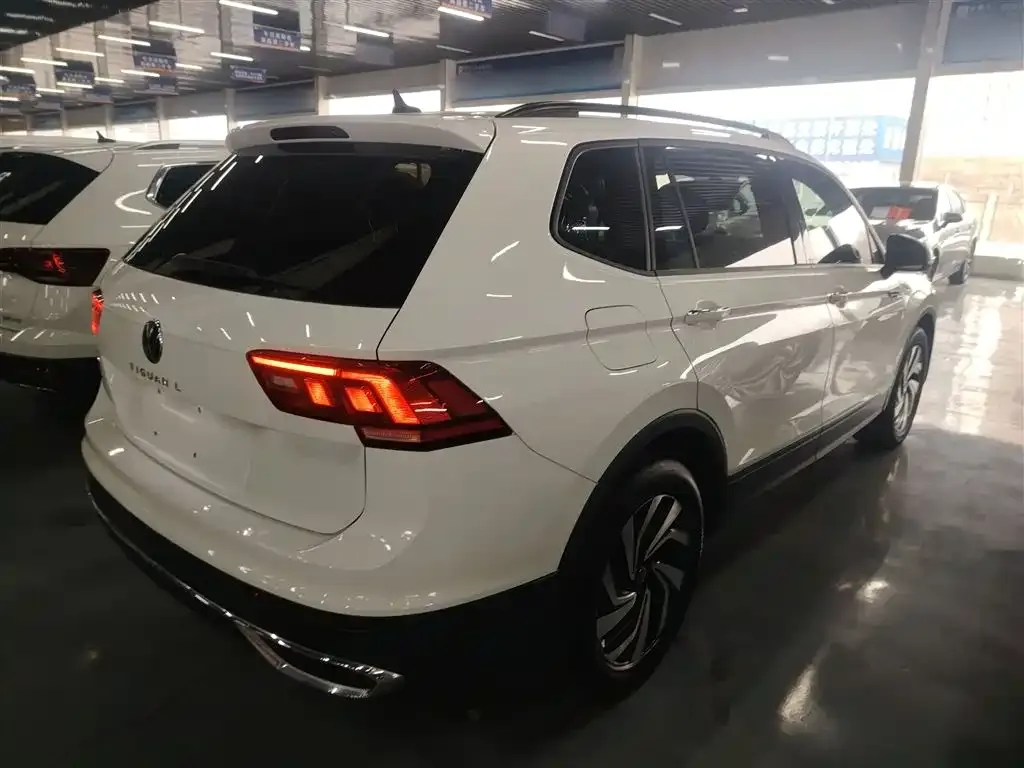 Volkswagen Tiguan L — фото 9
