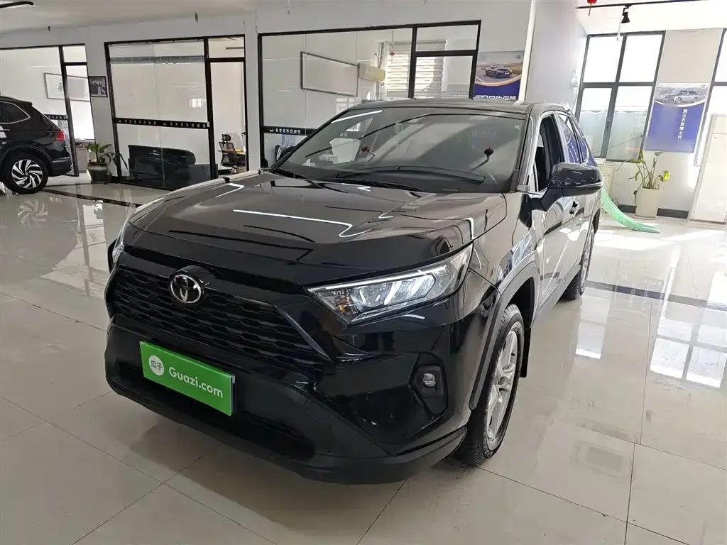 Toyota RAV4 — фото 1