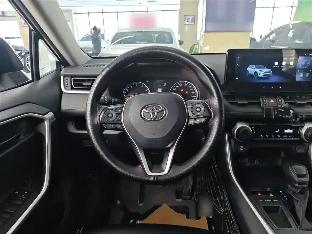 Toyota RAV4 — фото 8