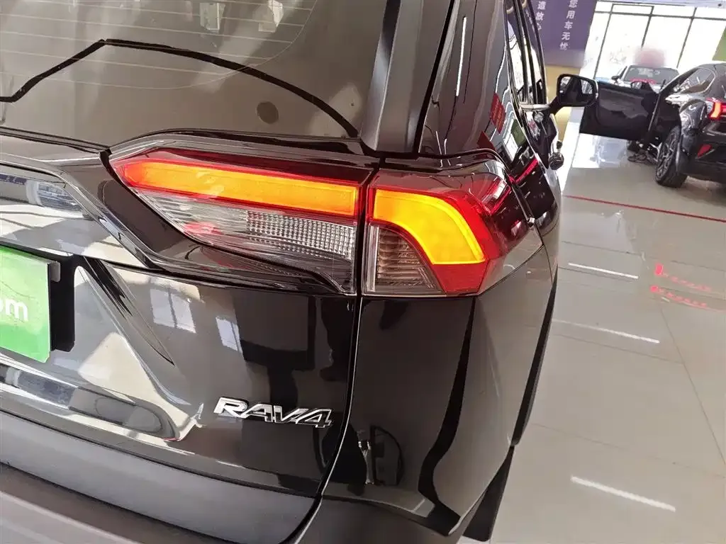 Toyota RAV4 — фото 4