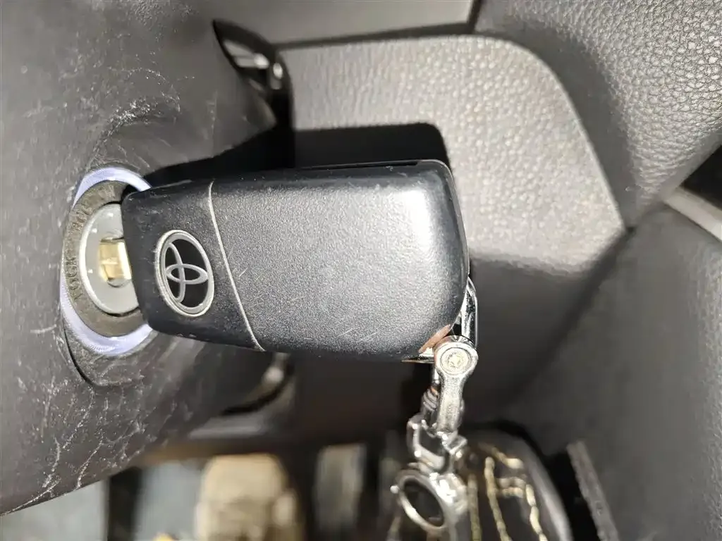 Toyota RAV4 — фото 3