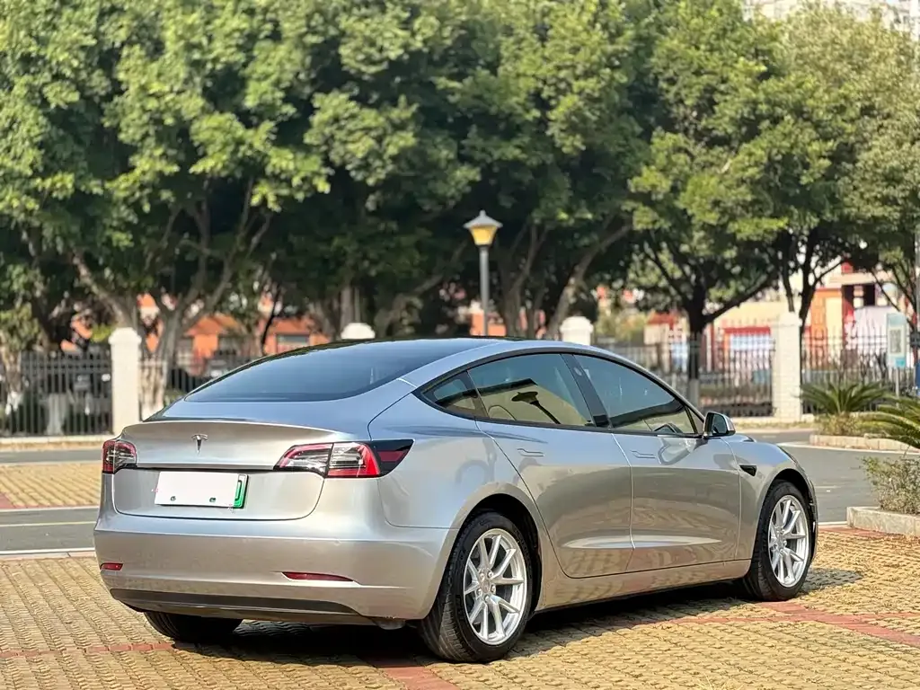 Tesla Model 3 — фото 3