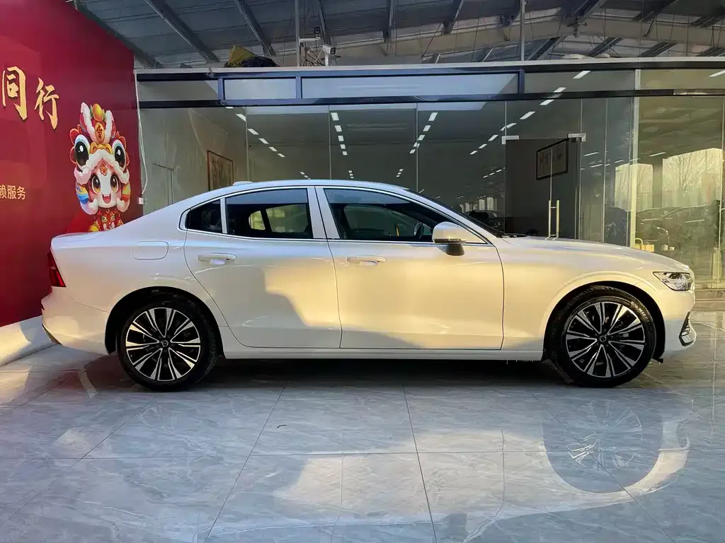 Volvo S60 — фото 8