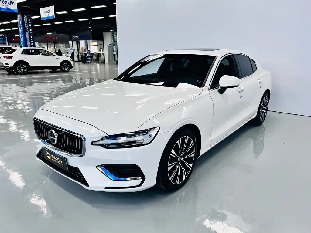 Volvo S60 — фото 1