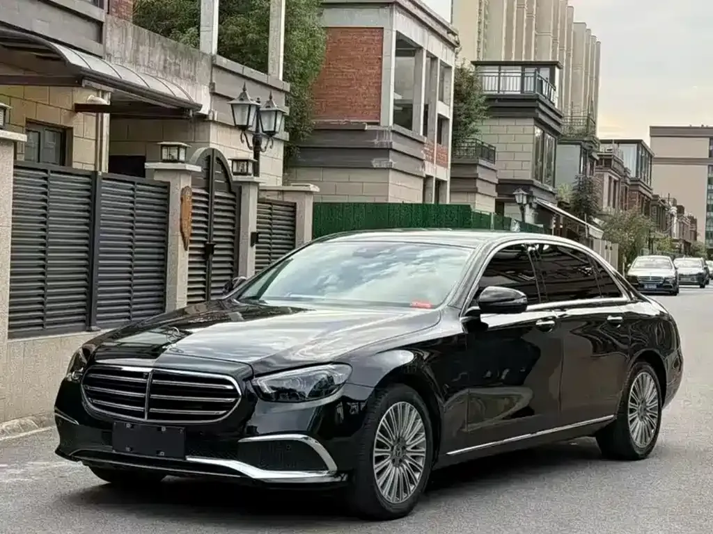 Mercedes-Benz E-Class — фото 1