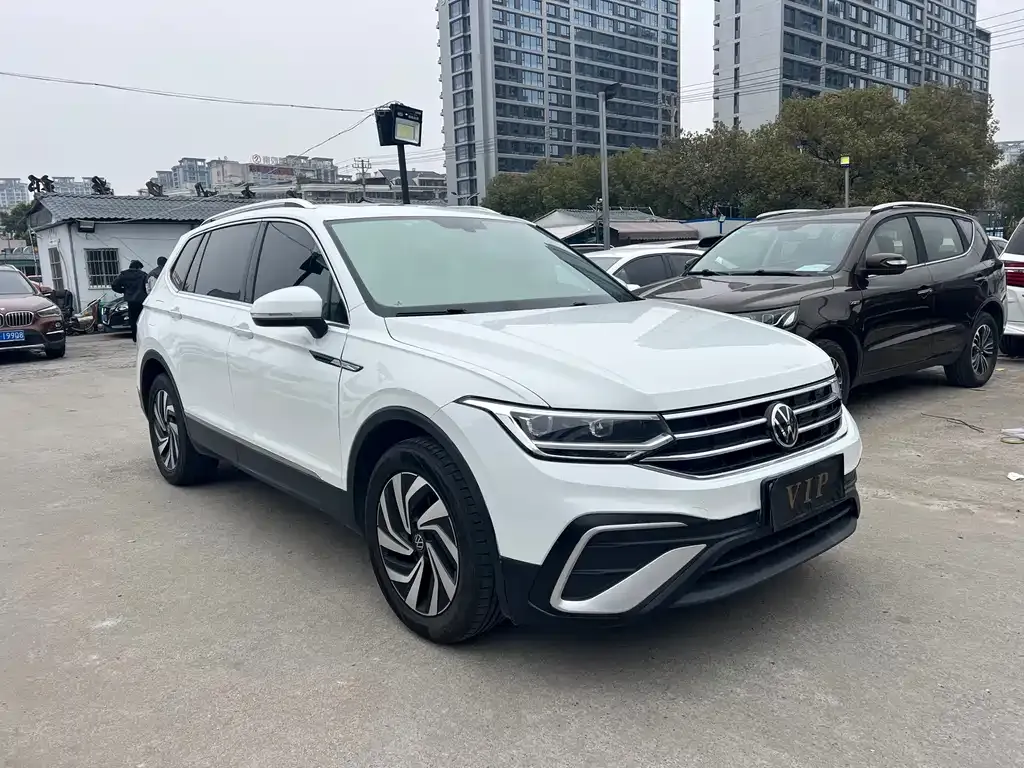 Volkswagen Tiguan L — фото 9
