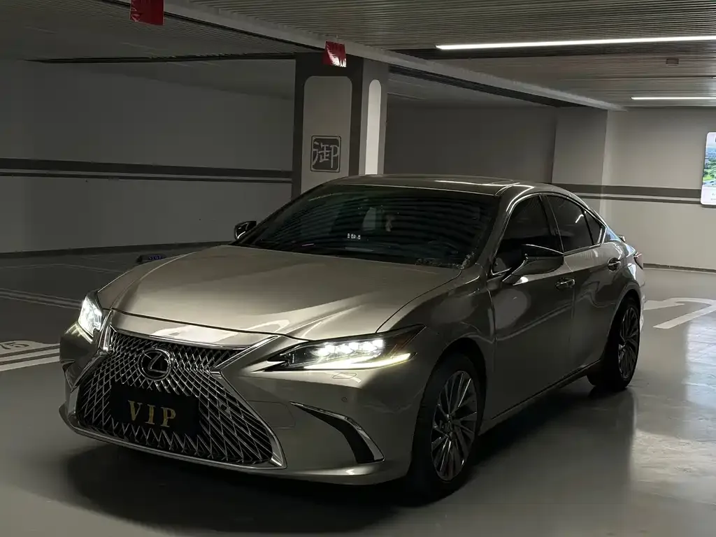 Lexus ES — фото 1