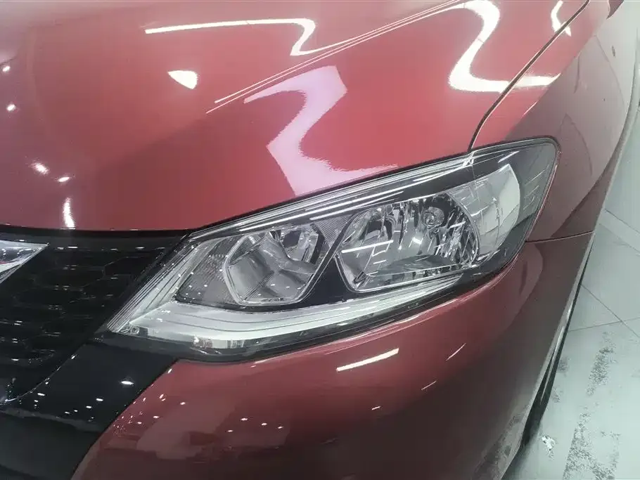 Nissan Tiida — фото 4