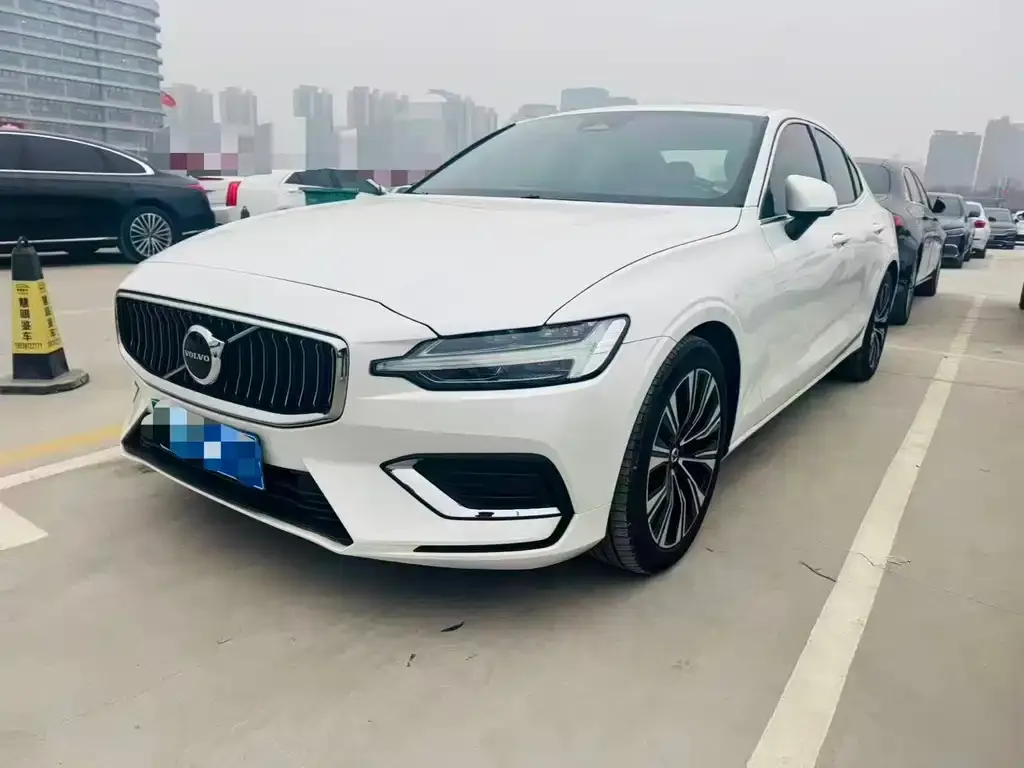 Volvo S60 — фото 1