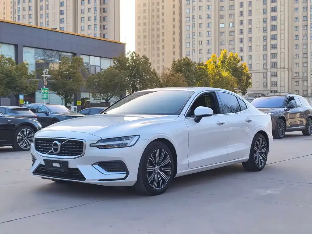 Volvo S60 — фото 1