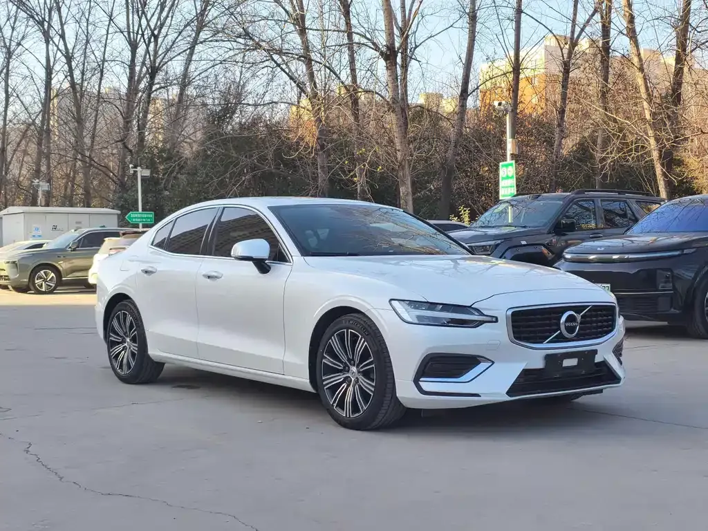 Volvo S60 — фото 10