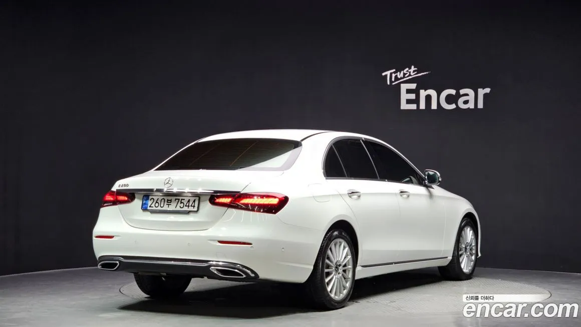 Mercedes-Benz E-Class — фото 4