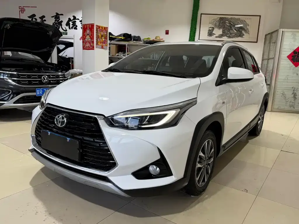 Toyota Yaris L — фото 1