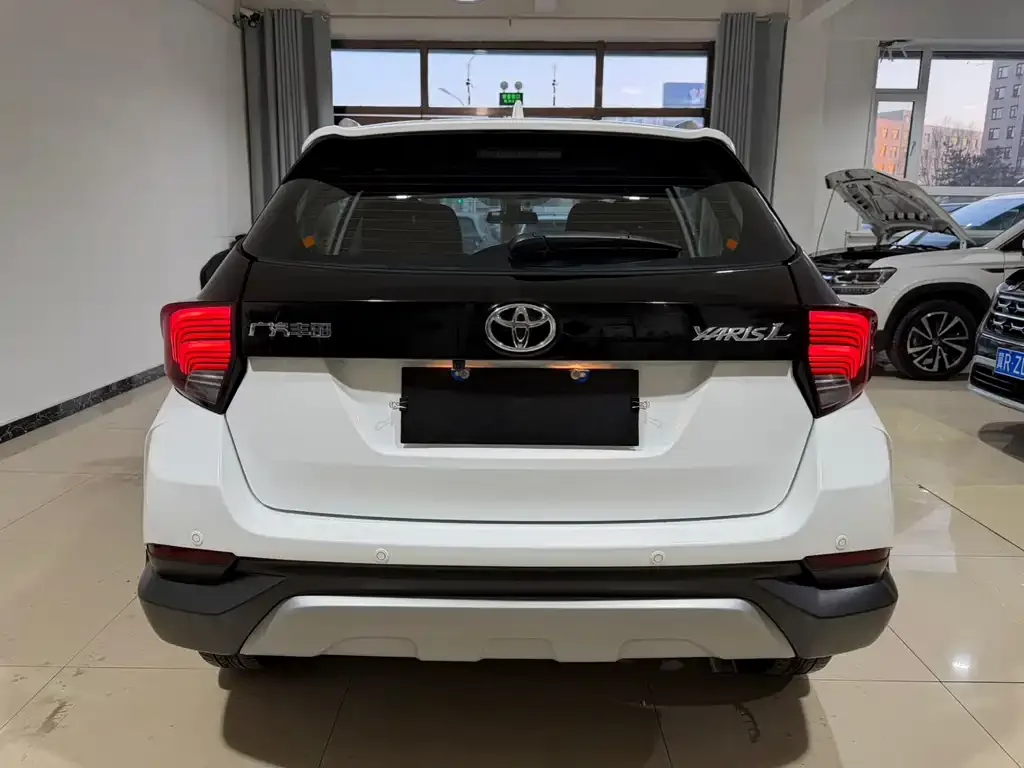 Toyota Yaris L — фото 4