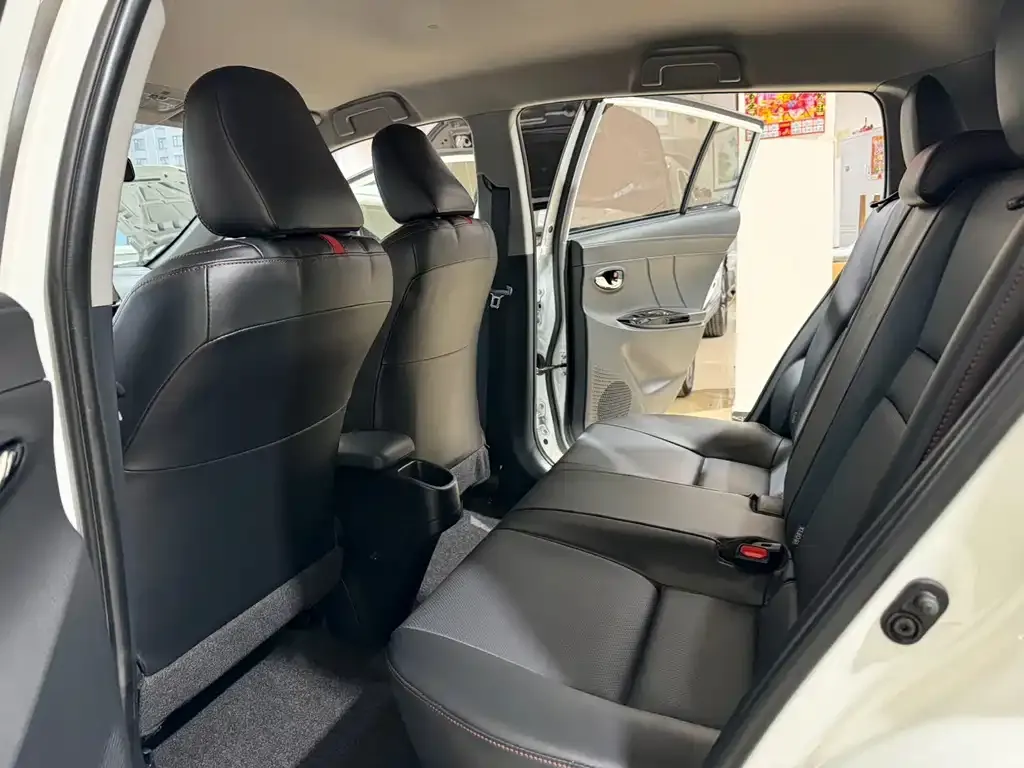 Toyota Yaris L — фото 2