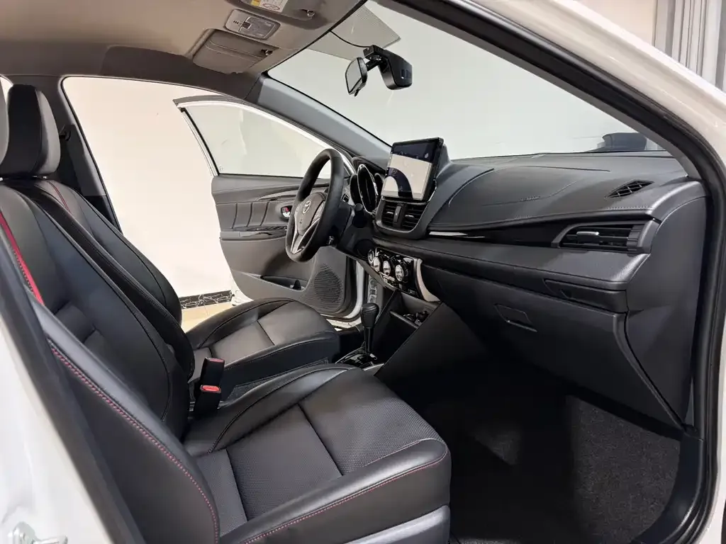 Toyota Yaris L — фото 10