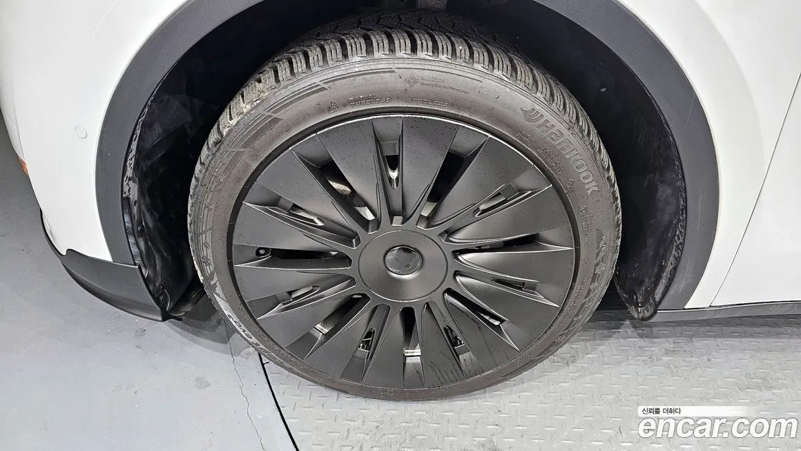 Tesla Model Y — фото 10