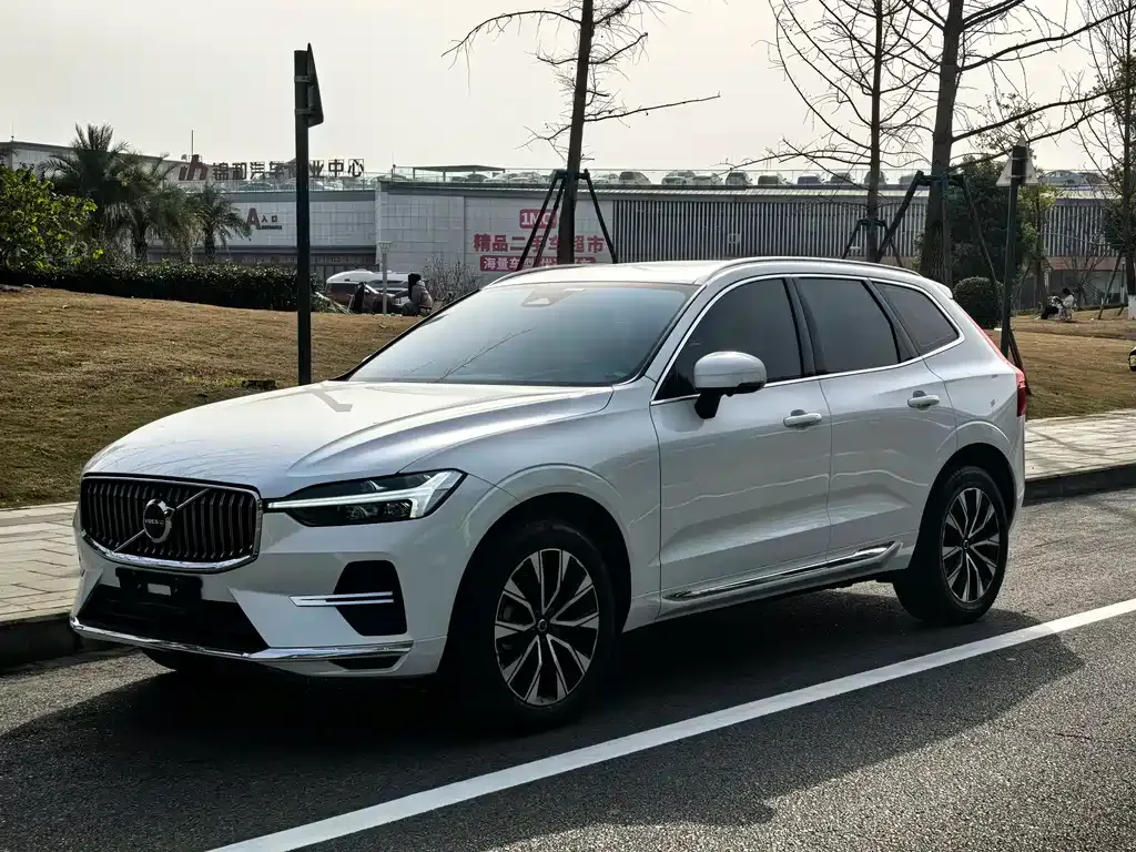 Volvo XC60 — фото 1