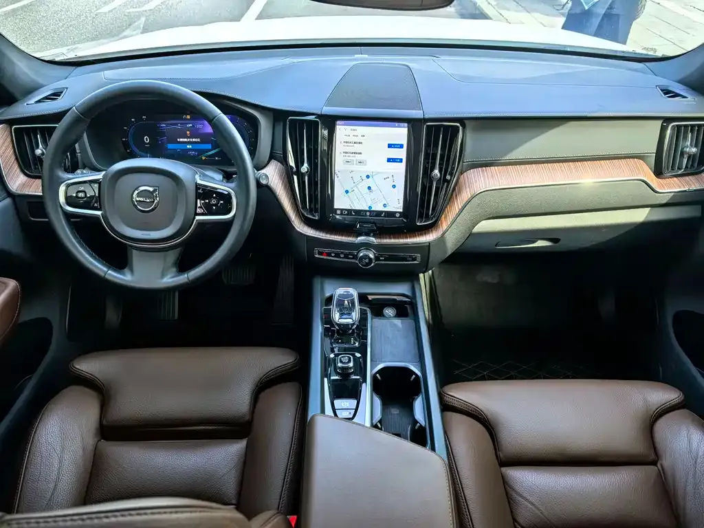 Volvo XC60 — фото 7