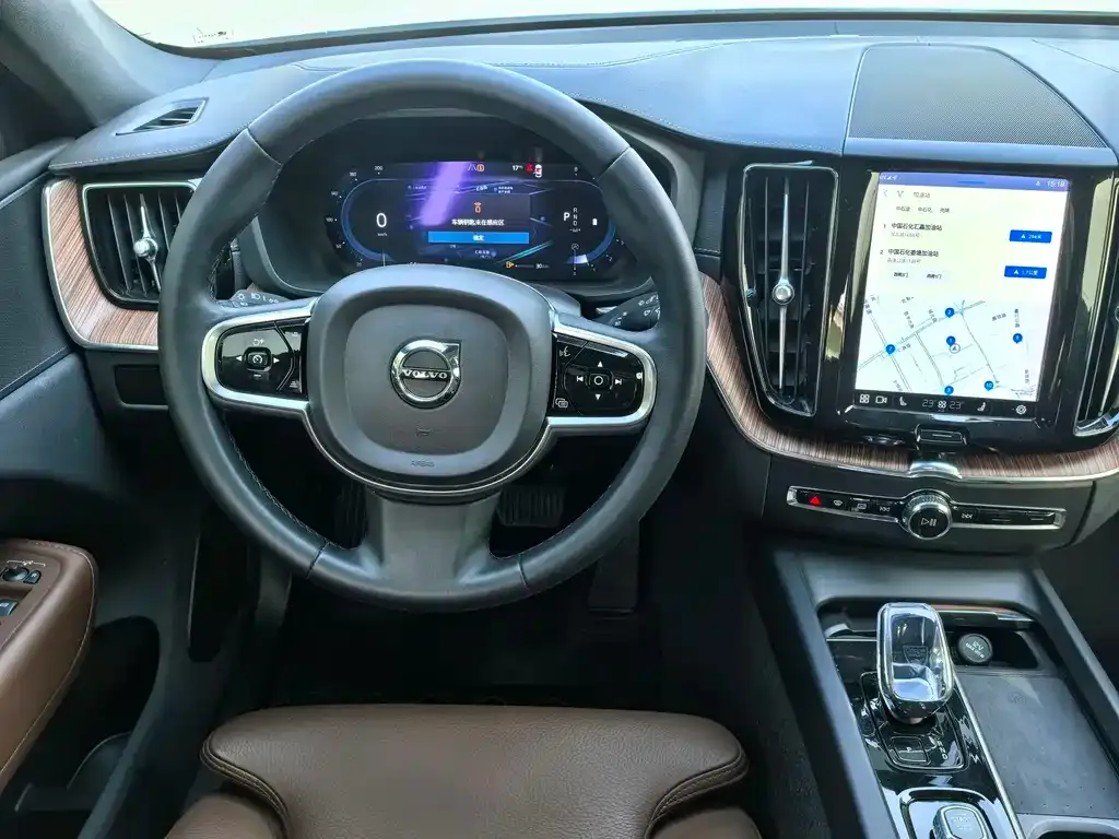 Volvo XC60 — фото 10
