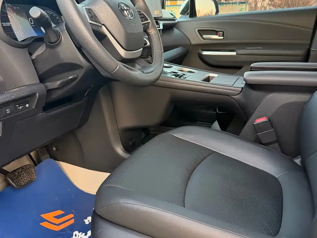 Toyota Granvia — фото 6