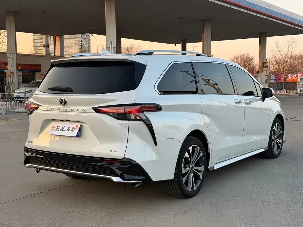 Toyota Granvia — фото 7