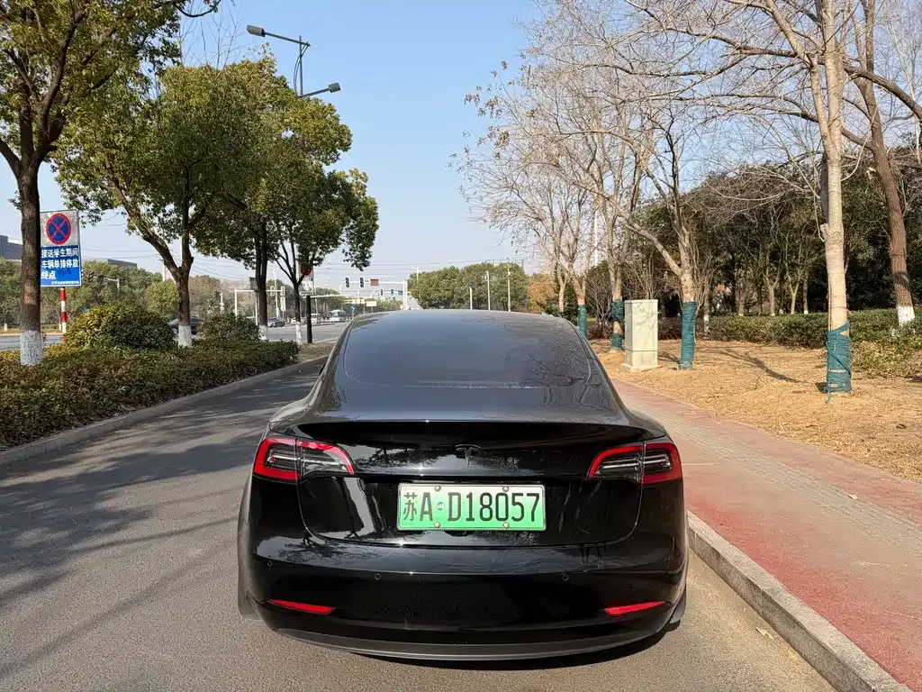 Tesla Model 3 — фото 9