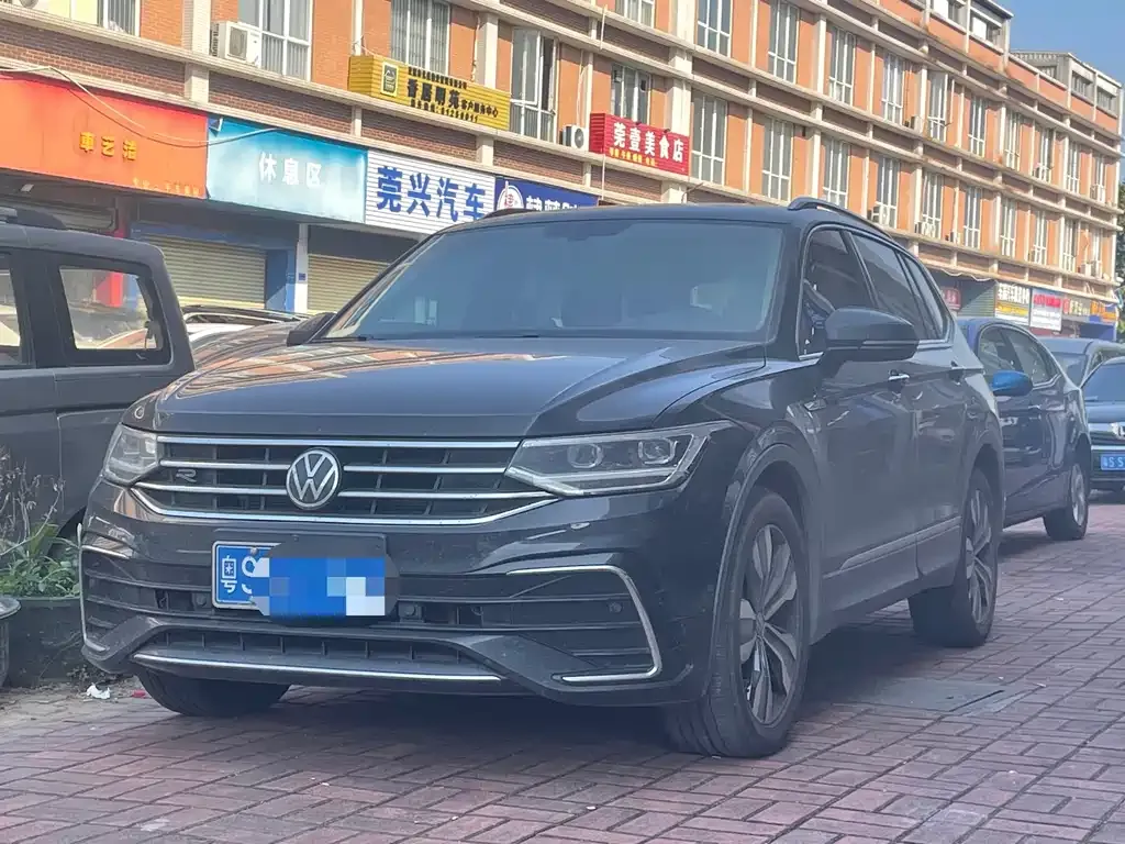 Volkswagen Tiguan L — фото 1
