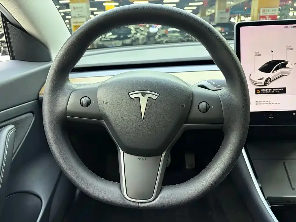 Tesla Model 3 — фото 9