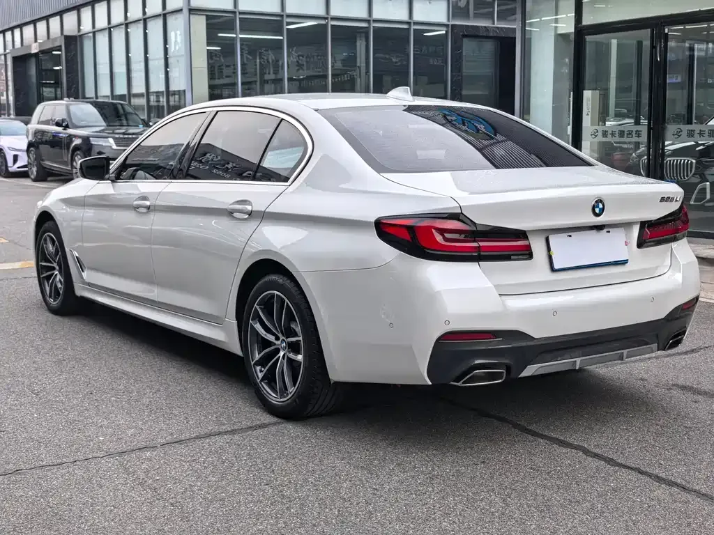 BMW 5 Series — фото 9