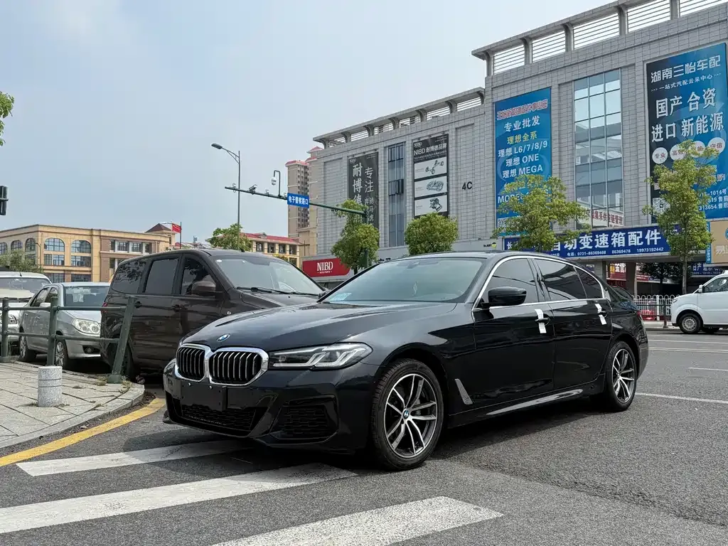 BMW 5 Series — фото 1