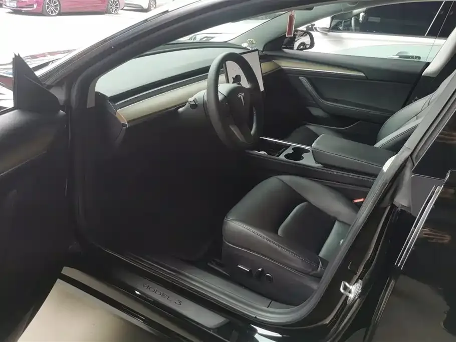 Tesla Model 3 — фото 10