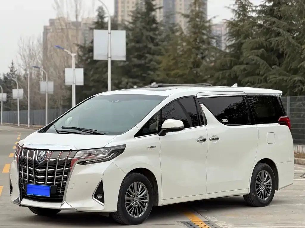 Toyota Alphard — фото 1