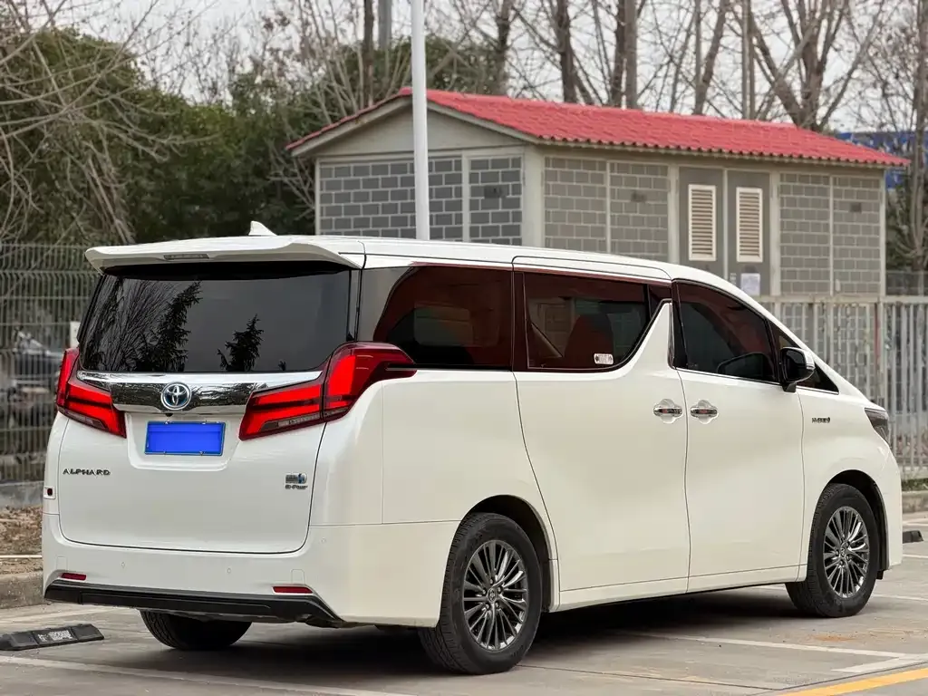Toyota Alphard — фото 9