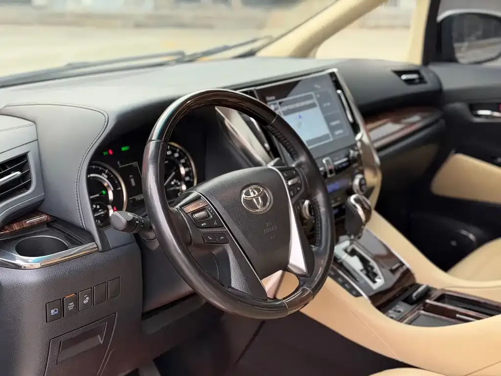 Toyota Alphard — фото 4