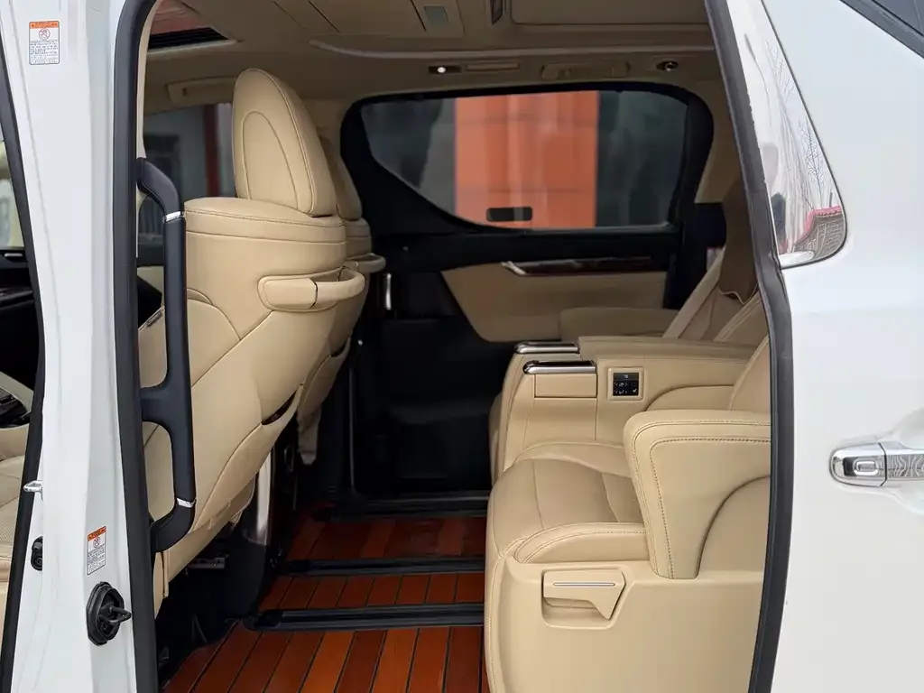 Toyota Alphard — фото 2