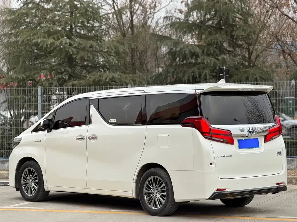 Toyota Alphard — фото 7