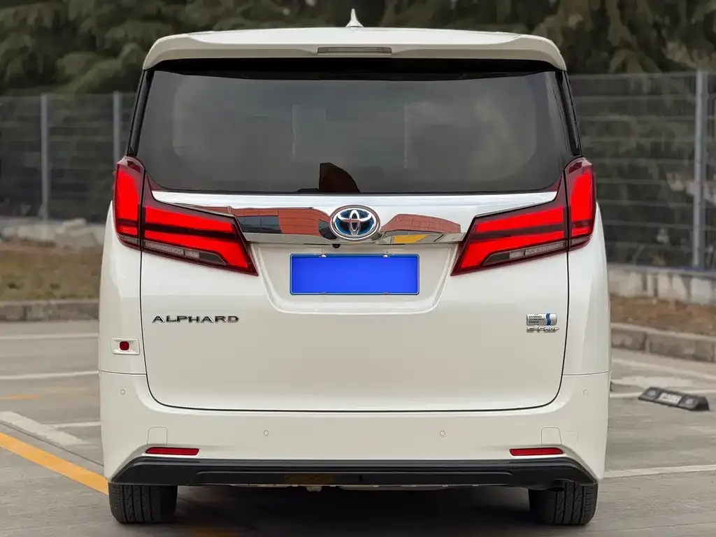 Toyota Alphard — фото 3