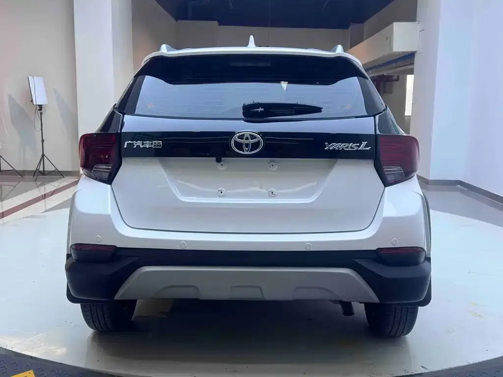 Toyota Yaris L — фото 4