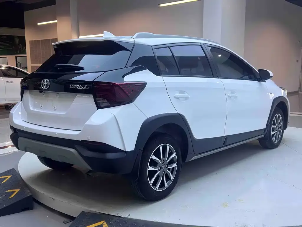 Toyota Yaris L — фото 3