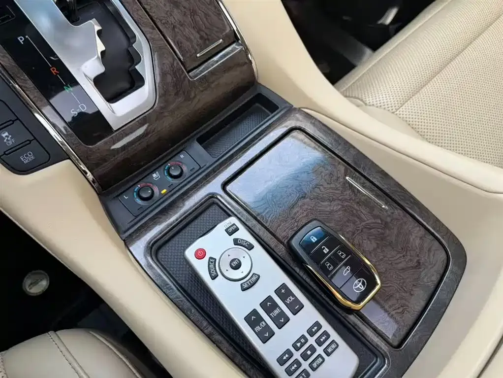 Toyota Vellfire — фото 4