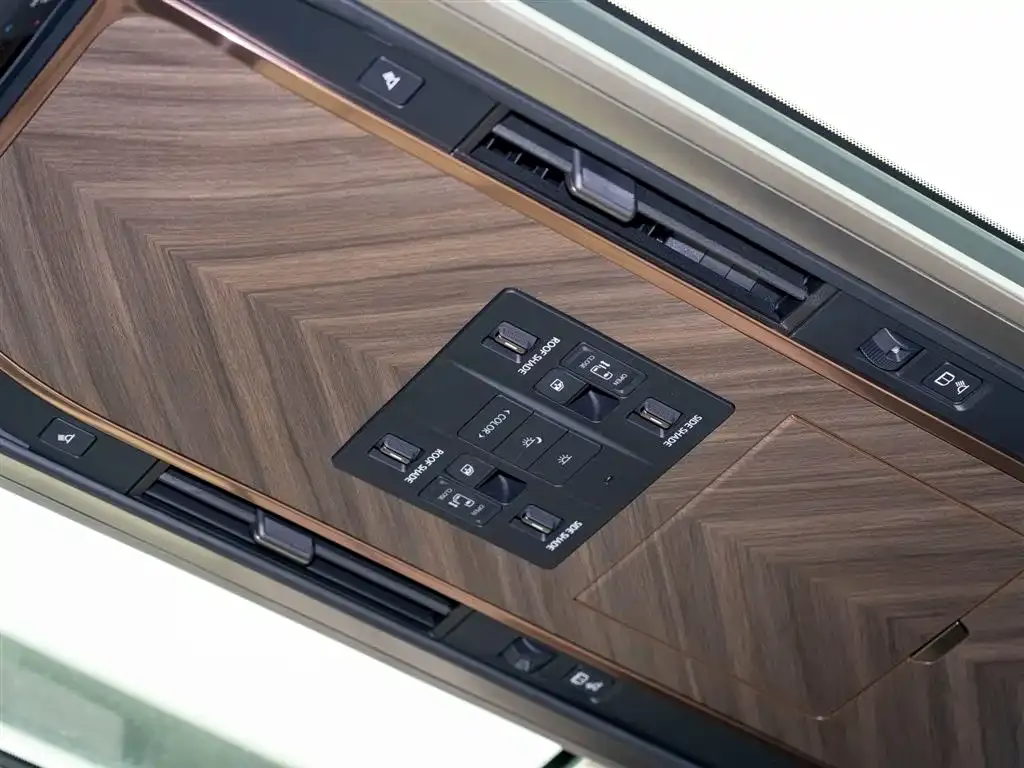 Lexus LM — фото 10
