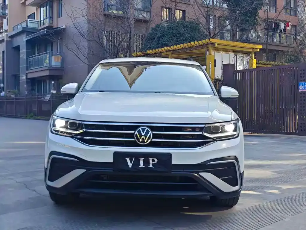 Volkswagen Tiguan L — фото 2